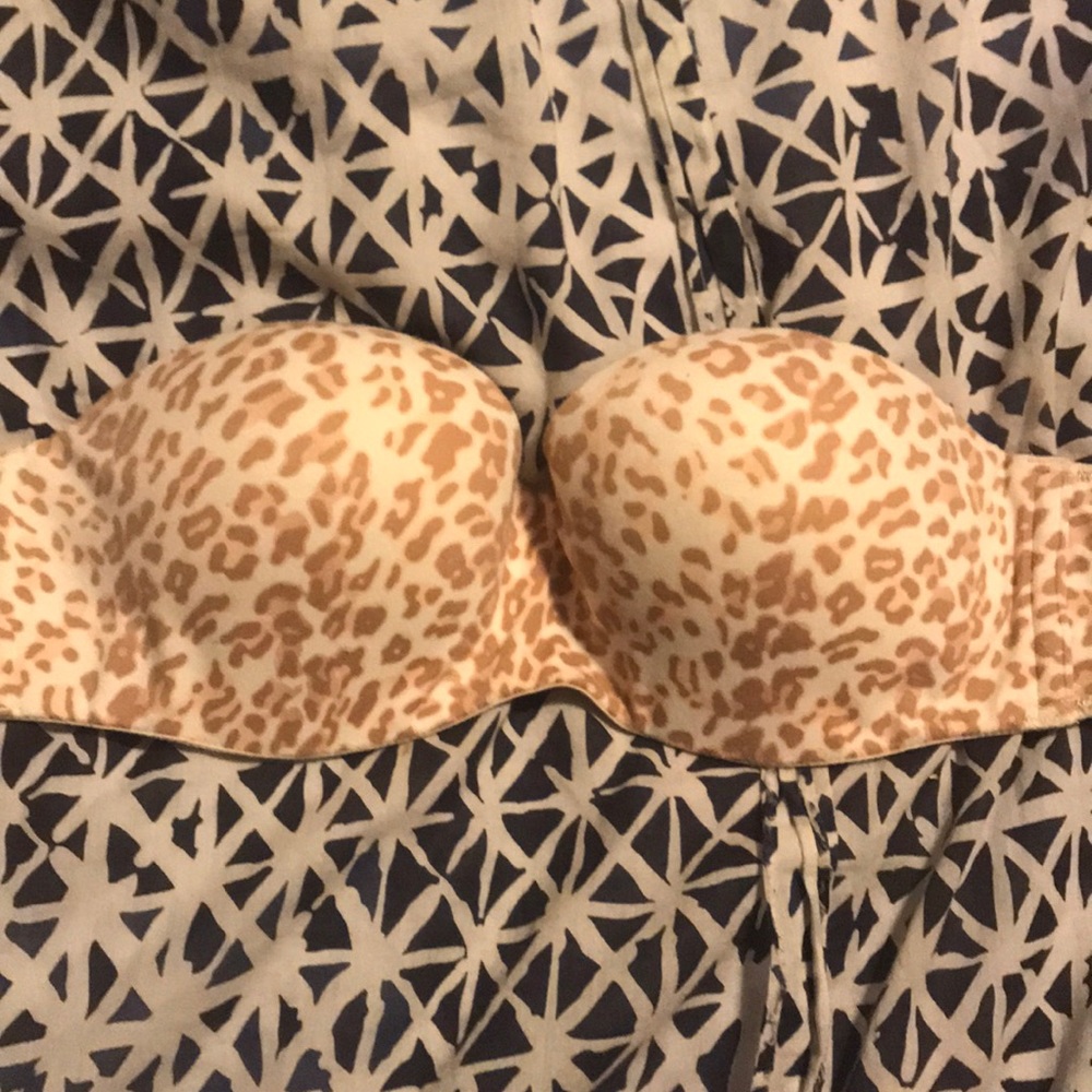 STRAPLESS VICTORIA SECRET BRA - USED